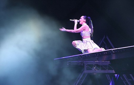 Katy Perry gợi cảm trong buổi diễn mới - 12 Katy Perry