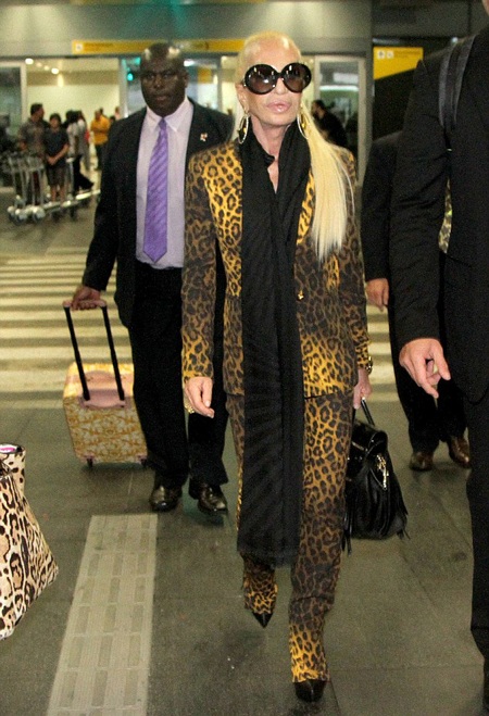 Nhà thiết kế Donatella Versace tái xuất sau khi lộ mặt cứng đơ - 6 Donatella Versace