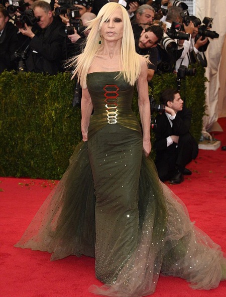 Nhà thiết kế Donatella Versace tái xuất sau khi lộ mặt cứng đơ - 8 Donatella Versace