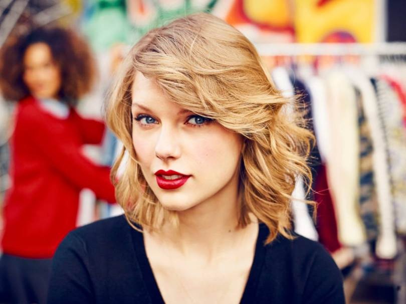 Taylor Swift khoe chân thon nuột nà - 2 Taylor Swift