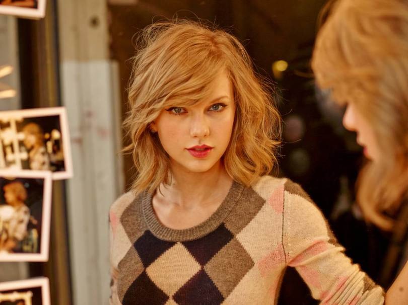 Taylor Swift khoe chân thon nuột nà - 4 Taylor Swift