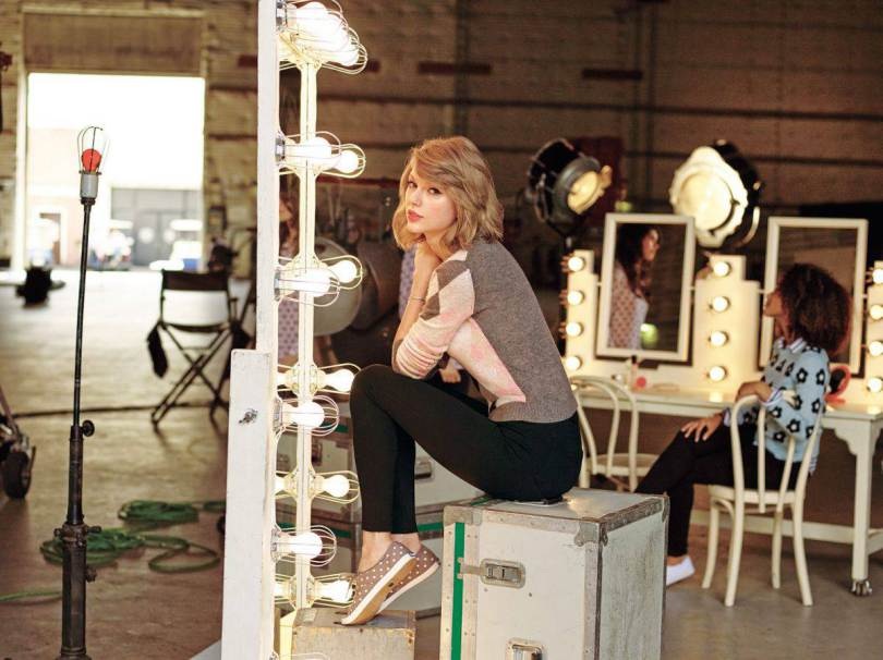 Taylor Swift khoe chân thon nuột nà - 8 Taylor Swift