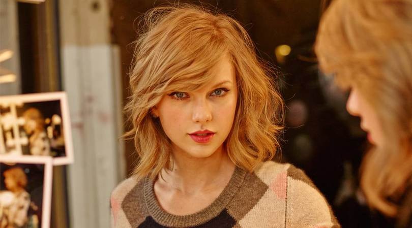 Taylor Swift khoe chân thon nuột nà - 14 Taylor Swift