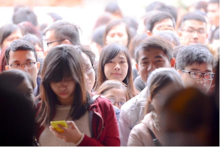 Hàng trăm bạn trẻ đã đến xếp hàng từ khá sớm bất chấp cái lạnh giao mùa của tiết trời Hà Nội