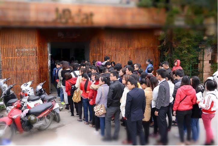 Cảnh tượng xếp hàng dài ở tất cả các điểm phát vé