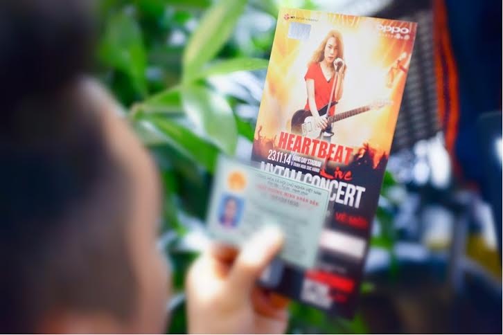 Niềm vui cầm trên tay chiếc vé live concert của fan Hà Thành