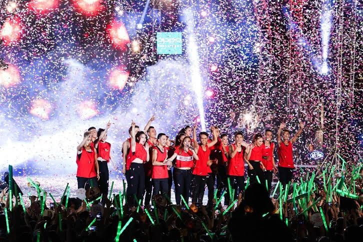 Niềm vui cầm trên tay chiếc vé live concert của fan Hà Thành