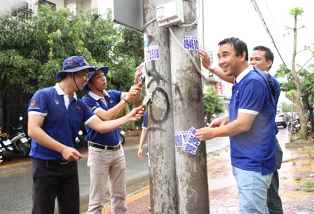 Sơn Spec và Quyền Linh mang màu xanh tới Cà Mau - 3 Phía nhà tài trợ-ông Lê Đức Trọng và MC DV Quyền Linh phát tờ rơi tuyên truyền tiết kiệm điện nước,