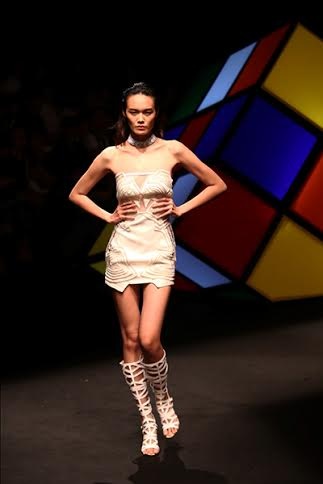 Kim Khanh hớp hồn giới mộ điệu với BST cực chất và sexy - 2 Kim Khanh hớp hồn giới mộ điệu với BST cực chất và sexy