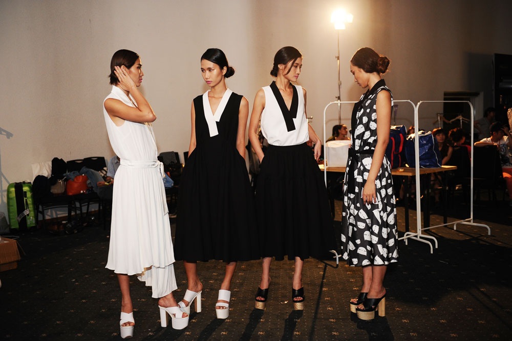 BST xuân hè 2015 Rue des Chats - Khi loài mèo kể chuyện thời trang - 7 Các người mẫu chuẩn bị cho buổi trình diễn.