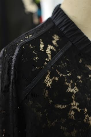 Lạ mắt với họa tiết thêu tay của Kelly Bùi - 5 Bên cạnh đó là sự kết hợp khéo léo giữa các chất liệu quen thuộc như da, dạ, chiffon, ren,….