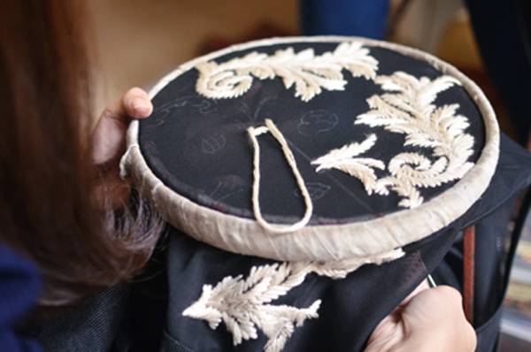 Lạ mắt với họa tiết thêu tay của Kelly Bùi - 3 Những công đoạn chuẩn bị cuối cùng trước thềm Daviness Hair show đang được gấp rút thực hiện