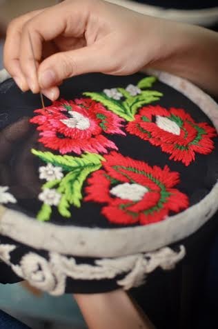 Lạ mắt với họa tiết thêu tay của Kelly Bùi - 2 Những công đoạn chuẩn bị cuối cùng trước thềm Daviness Hair show đang được gấp rút thực hiện