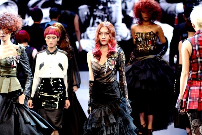 Lạ mắt với họa tiết thêu tay của Kelly Bùi - 9 Một số mẫu thiết kế của NTK Kelly Bùi tại Daviness Hair Show 2013