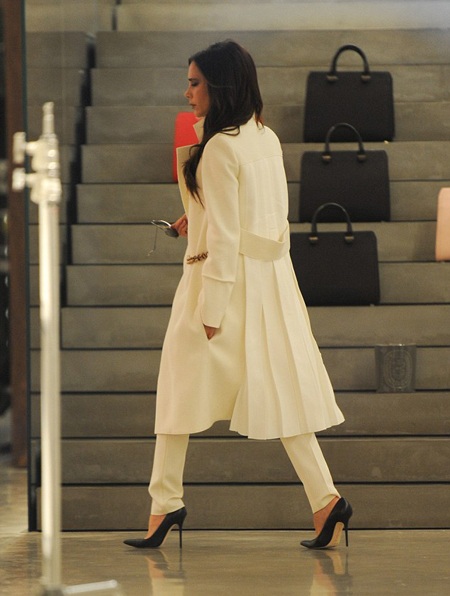 Nụ cười hiếm hoi của Victoria Beckham - 3 Victoria Beckham