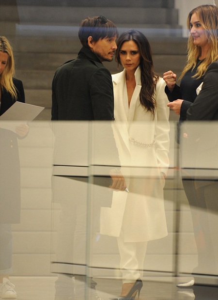 Nụ cười hiếm hoi của Victoria Beckham - 4 Victoria Beckham