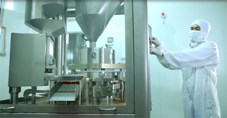 Khám phá Công nghệ sản xuất sản phẩm Bảo Xuân - 9 Viên uống Bảo Xuân được kiểm định lần cuối trước khi đóng gói.