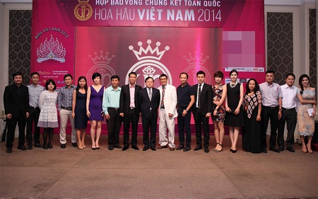 Vợ Minh Tiệp rạng ngời dự họp báo Hoa hậu Việt Nam - 3 Người đẹp chụp hình cùng ban giám khảo và BTC