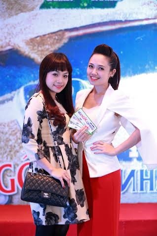 Cô giáo Ngọc Khuê dù bận rộn vẫn tíu tít đi xem phim - 3 Nữ giảng viên thanh nhạc ĐH Văn hóa chụp hình cùng MC Ngọc Trang