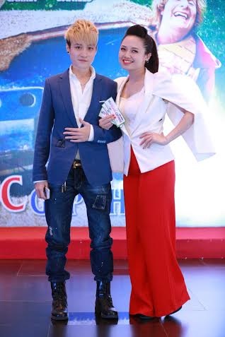 Cô giáo Ngọc Khuê dù bận rộn vẫn tíu tít đi xem phim - 8 Tomboy Lin Jay và MC Ngọc Trang.