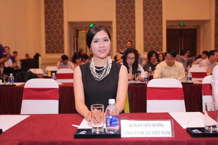 Vợ Minh Tiệp rạng ngời dự họp báo Hoa hậu Việt Nam - 8 Bộ trang phục Thùy Dương mặc là thiết kế sang trọng của NTK Đỗ Trịnh Hoài Nam.