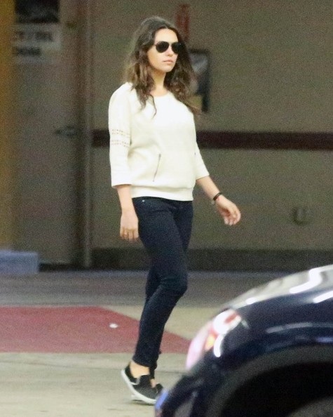 Mila Kunis tái xuất thon gọn sau khi sinh con - 1 VN