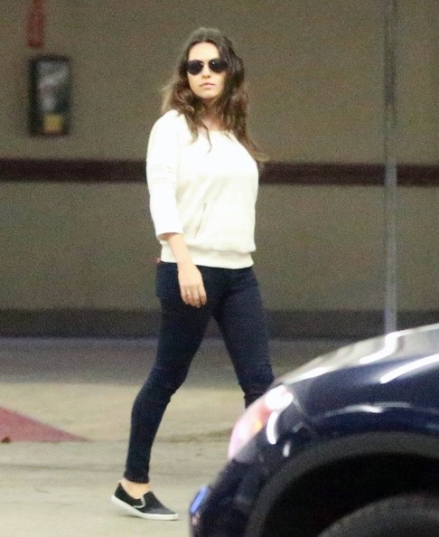 Mila Kunis tái xuất thon gọn sau khi sinh con - 2 VN