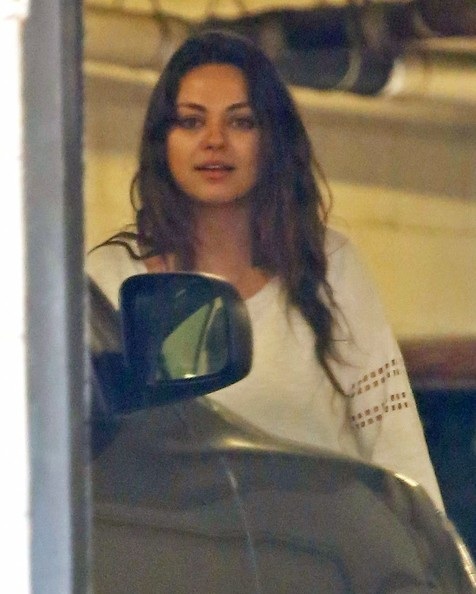 Mila Kunis tái xuất thon gọn sau khi sinh con - 7 VN
