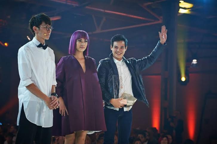 NTMT Hoàng Văn Hà (ngoài cùng bên phải) cùng người mẫu trong lễ trao giải Toàn Cầu Color Zoom