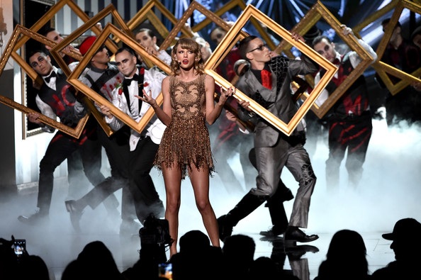 Taylor Swift khoe chân thon tại lễ trao giải âm nhạc Mỹ - 1 VN