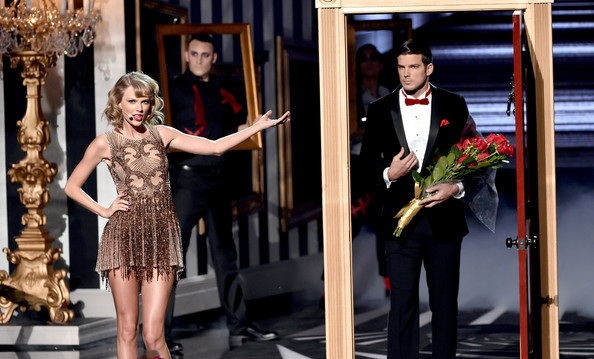 Taylor Swift khoe chân thon tại lễ trao giải âm nhạc Mỹ - 7 VN
