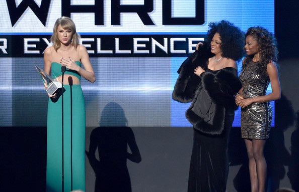 Taylor Swift khoe chân thon tại lễ trao giải âm nhạc Mỹ - 8 VN