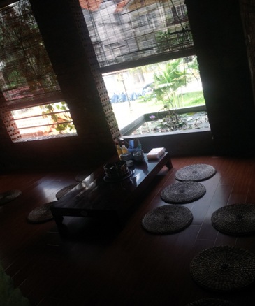 Lẩu đuôi bò LABO: “Miếng ngon nhớ lâu” - lẩu ngon…. cạn nước - 3 LABO quán tầng 2 – 3 và phong cách ngồi bàn bệt