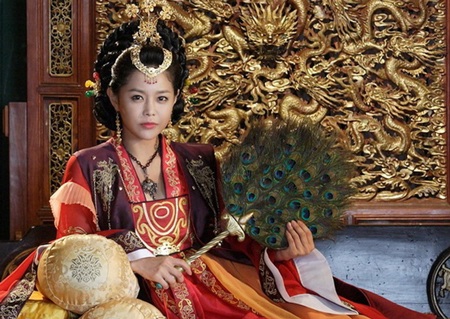 “Cô dâu vàng” Lee Young Ah thành “ác hậu” màn ảnh Hàn - 3 Vương hậu Seung Man là vai diễn “lột xác” đầy ấn tượng của Lee Young Ah