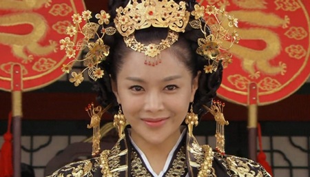 “Cô dâu vàng” Lee Young Ah thành “ác hậu” màn ảnh Hàn - 4 Ngay cả khi cười, Seung Man cũng mang lại cảm giác lạnh lẽo đầy nguy hiểm