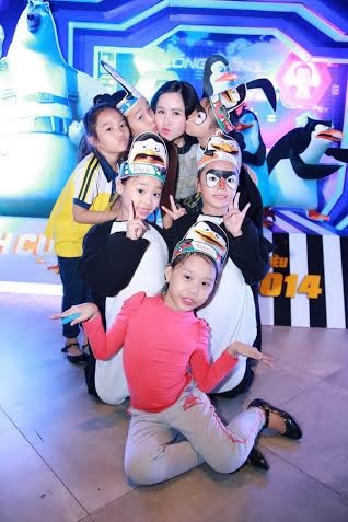 Hai chị em nhí nhảnh trước ống kính