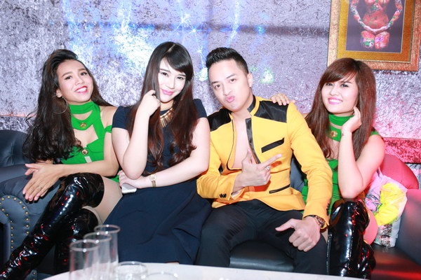 Cao Thái Sơn bên dàn vũ công