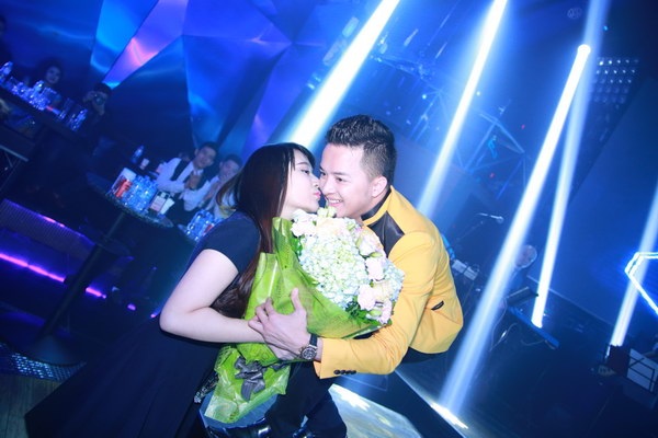 Cô lên tặng hoa và không quên dành cho bạn trai tin đồn nụ hôn nồng thắm