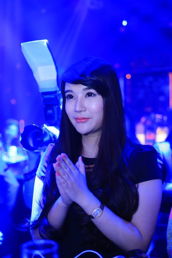 Bảo Phương chăm chú xem màn trình diễn của Cao Thái Sơn.