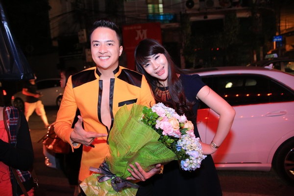 Bảo Phương mang hoa tới chúc mừng buổi diễn của Cao Thái Sơn