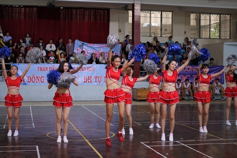 Cú hích trên không