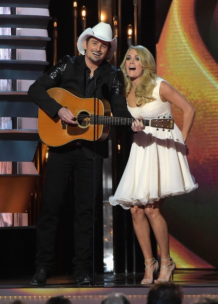 “Bà bầu” Carrie Underwood thay gần chục chiếc váy dự sự kiện - 10 VN