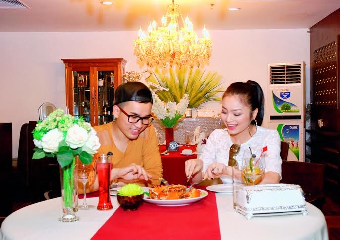 Bắt gặp “mẹ kế” Diệu Hương đi ăn hàng - 4 Trong khi chờ món ăn, Diệu Hương và Hà Duy vui vẻ chụp hình tự sướng