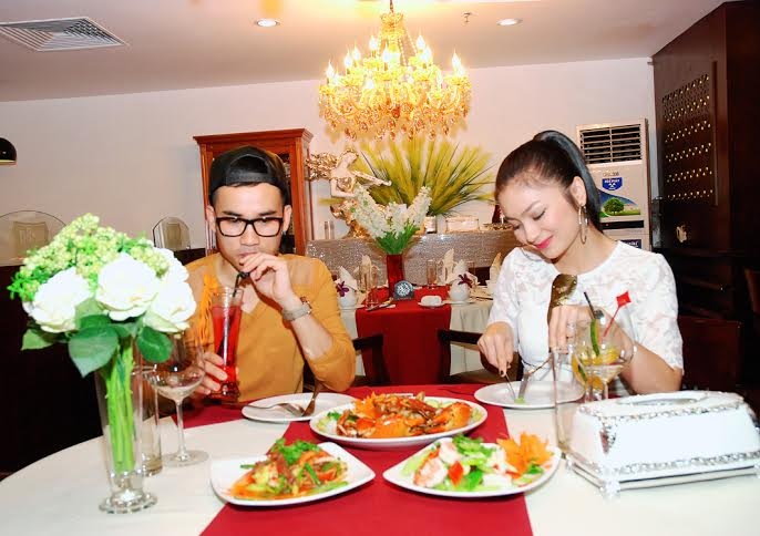 Bắt gặp “mẹ kế” Diệu Hương đi ăn hàng - 5 Trong khi chờ món ăn, Diệu Hương và Hà Duy vui vẻ chụp hình tự sướng