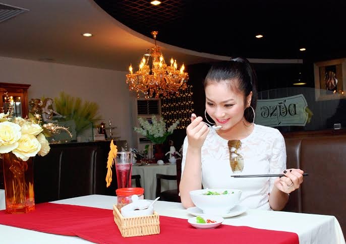 Bắt gặp “mẹ kế” Diệu Hương đi ăn hàng - 6 Trong khi chờ món ăn, Diệu Hương và Hà Duy vui vẻ chụp hình tự sướng