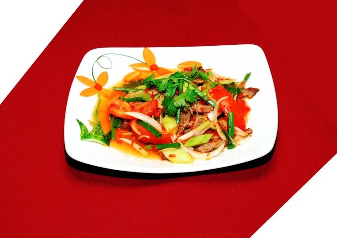 Bắt gặp “mẹ kế” Diệu Hương đi ăn hàng - 7 Trong khi chờ món ăn, Diệu Hương và Hà Duy vui vẻ chụp hình tự sướng