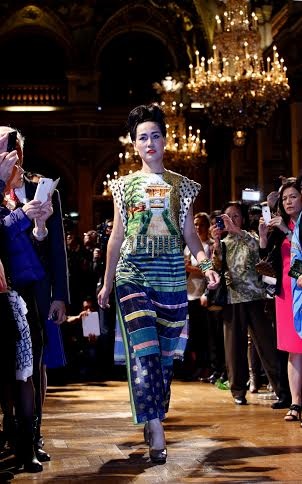 Hùng Việt tự tin mang áo dài tới Paris - 3 Thông điệp mà Hùng Việt gởi đến chính là niềm hy vọng xanh dành cho cuộc sống.