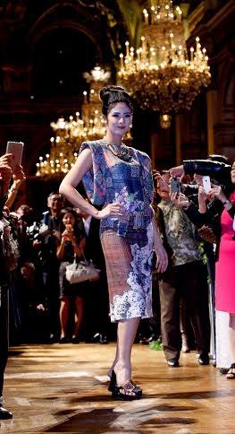 Hùng Việt tự tin mang áo dài tới Paris - 10 NTK Hùng Việt và các người mẫu