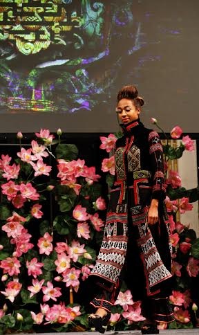 Ngắm bộ sưu tập áo dài lạ mắt của NTK Minh Hạnh - 5 Hoa hậu Ngọc Hân là vedette của buổi trình diễn này