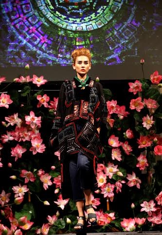 Ngắm bộ sưu tập áo dài lạ mắt của NTK Minh Hạnh - 7 Hoa hậu Ngọc Hân là vedette của buổi trình diễn này